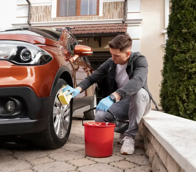 Lavage auto à domicile Gabarret : professionnel intervenant sur un véhicule